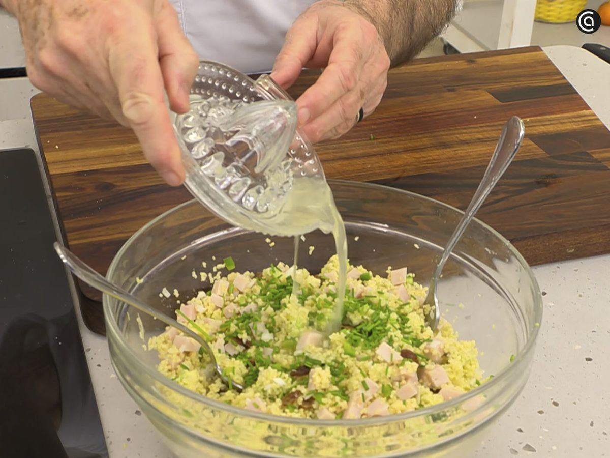 Agrega las hojas de cebollino y aliña la ensalada con zumo de limón