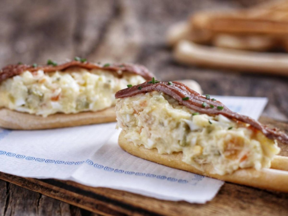 Las marineras son el icono de las barras murcianas: ensaladilla sobre rosquilla con anchoa.