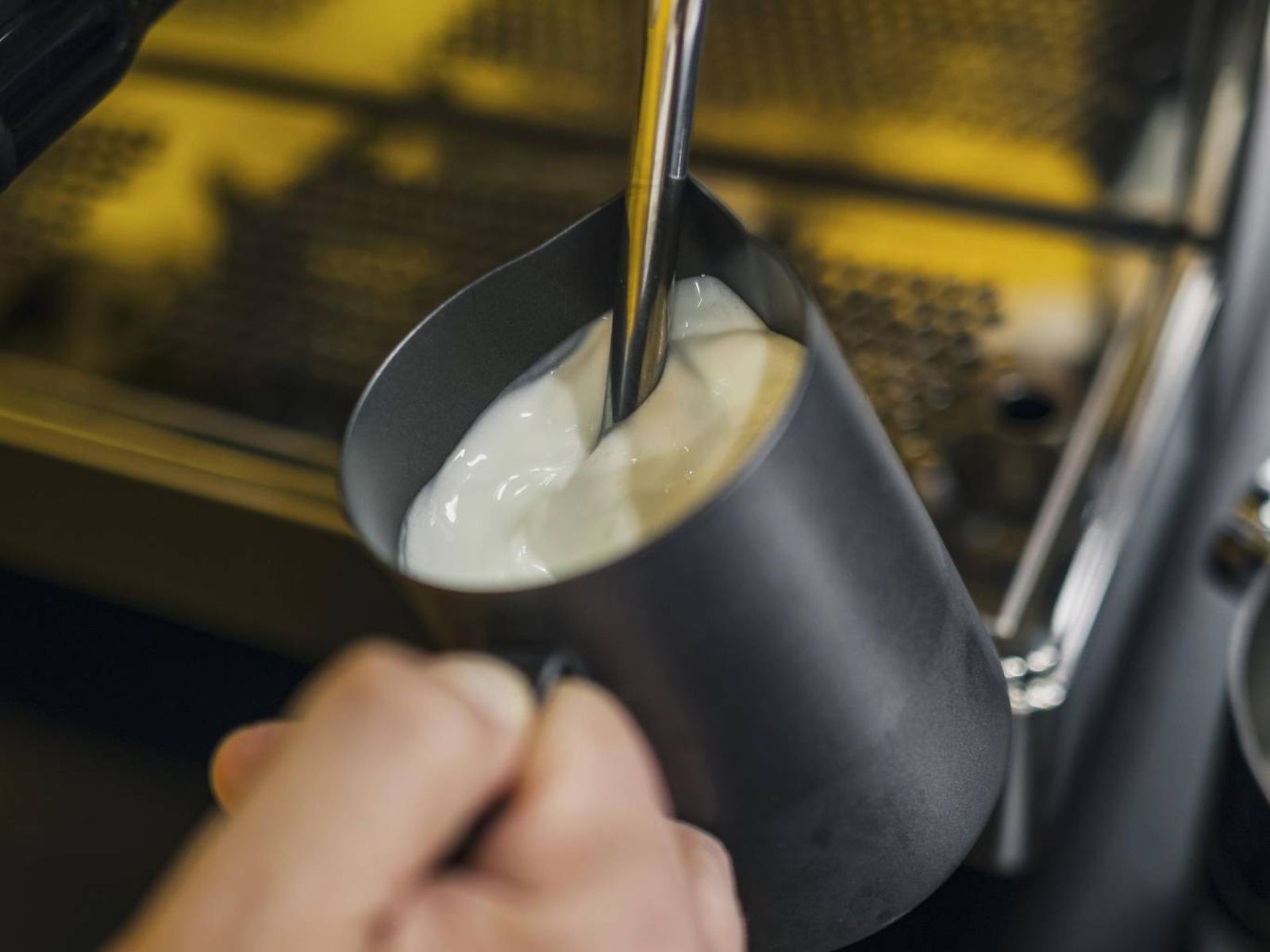 La leche se vaporiza hasta lograr una textura sedosa, clave para el característico acabado del flat white. La leche se vaporiza hasta lograr una textura sedosa, clave para el característico acabado del flat white.