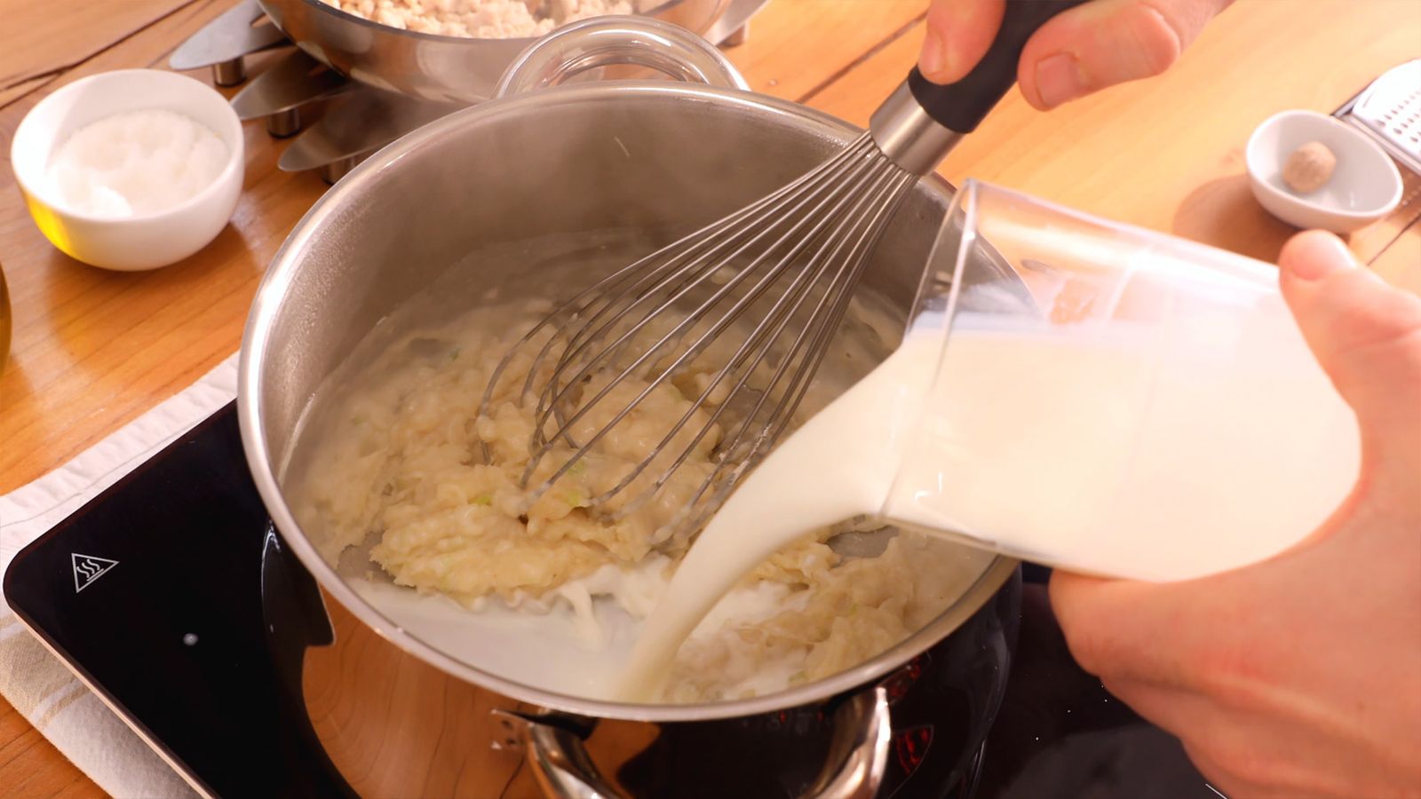 Cocinar la mantequilla y la cebolleta picada antes de añadir la harina y la leche crea una base cremosa y sabrosa para las croquetas de pollo Cocinar la mantequilla y la cebolleta picada antes de añadir la harina y la leche crea una base cremosa y sabrosa para las croquetas de pollo