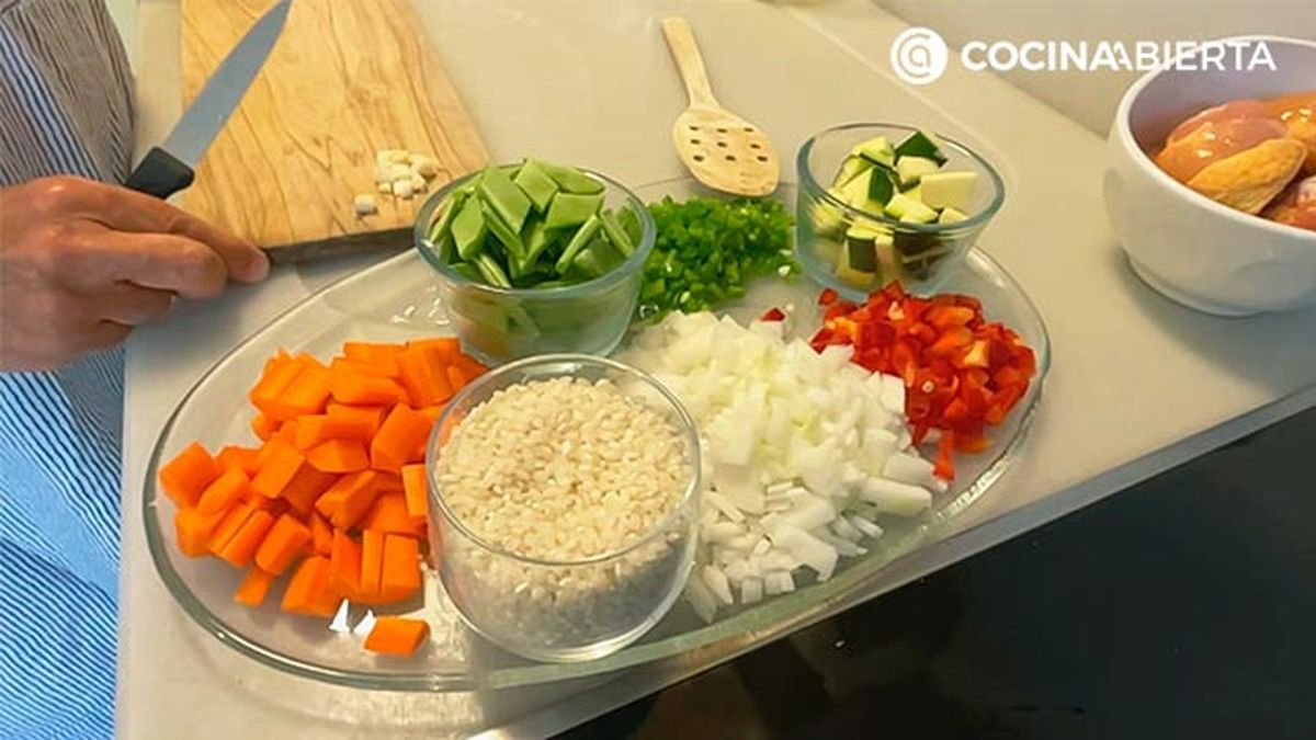 receta arroz con pollo y verduras eva arguinano cocina desde casa paso1