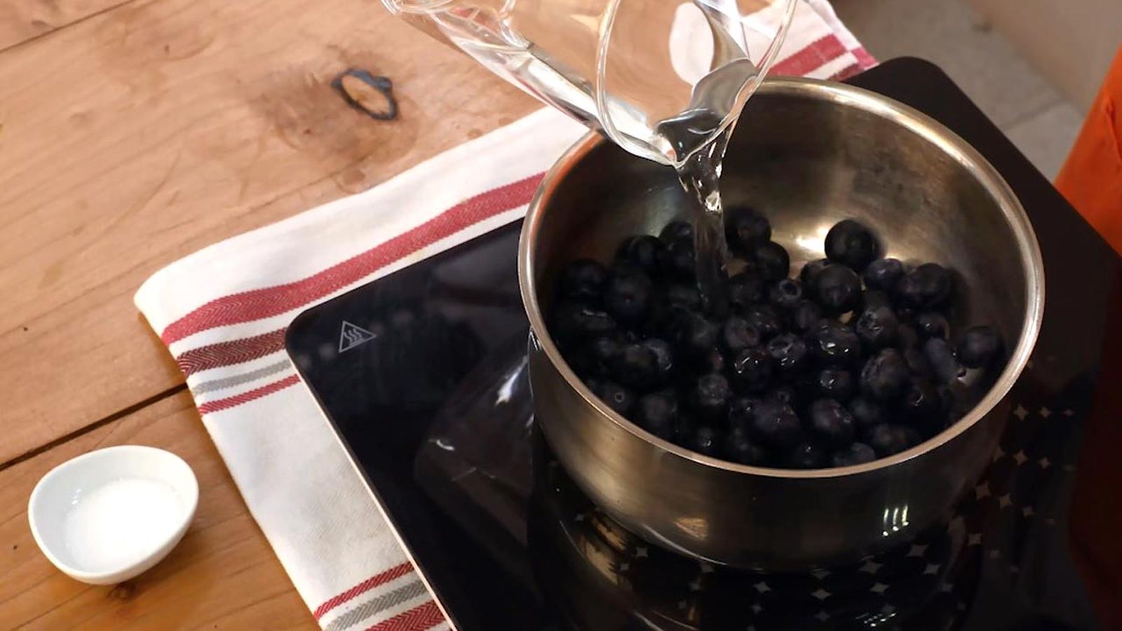 Cubre los arándanos con agua en la cazuela Receta de mermelada de arándanos (sin azúcar) paso 1