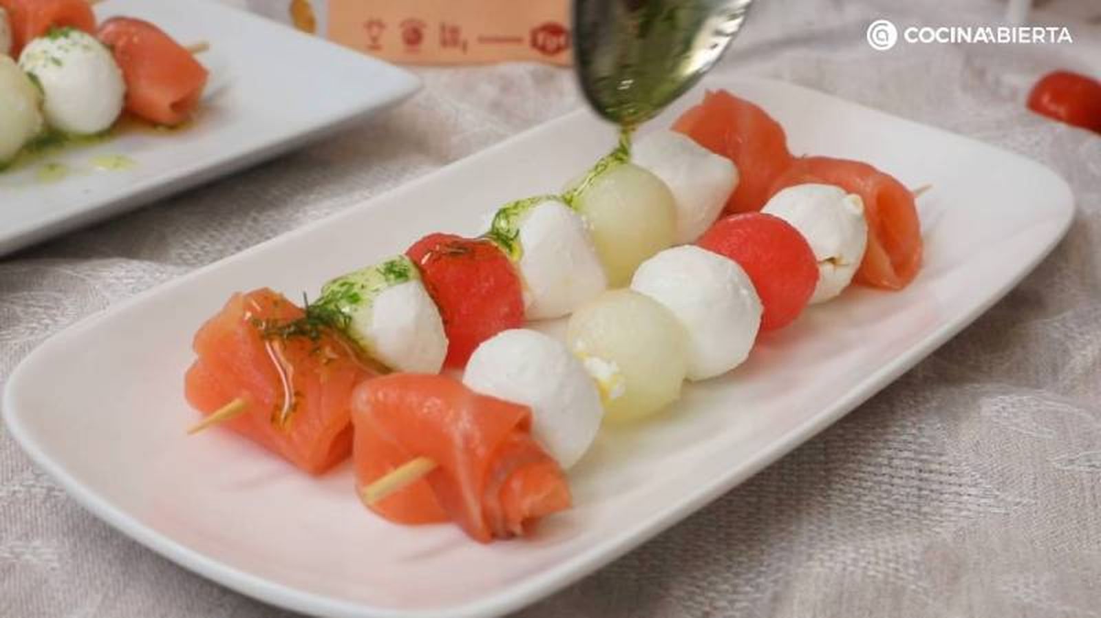 Brochetas de queso de cabra, salmón, melón y sandía con aliño de eneldo Brochetas de queso de cabra, salmón, melón y sandía con aliño de eneldo