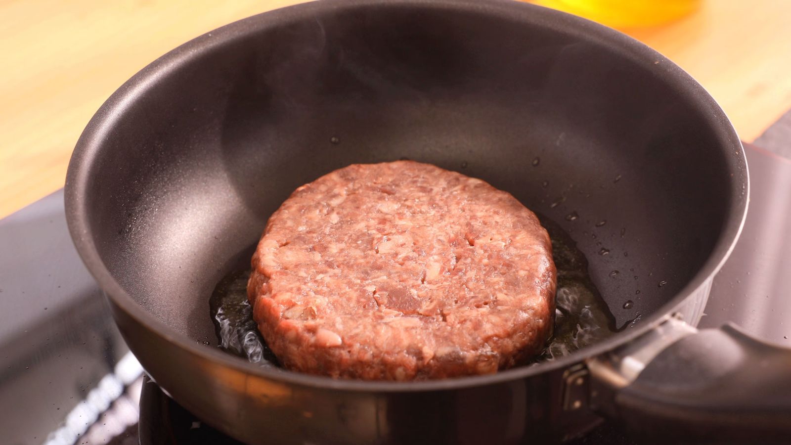 Fríe las hamburguesas Fríe las hamburguesas