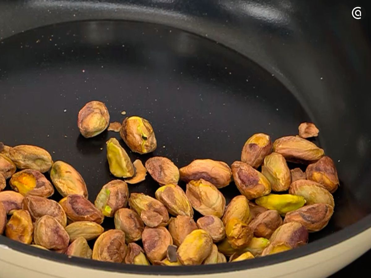 Coloca los pistachos en una sartén y tuéstalos