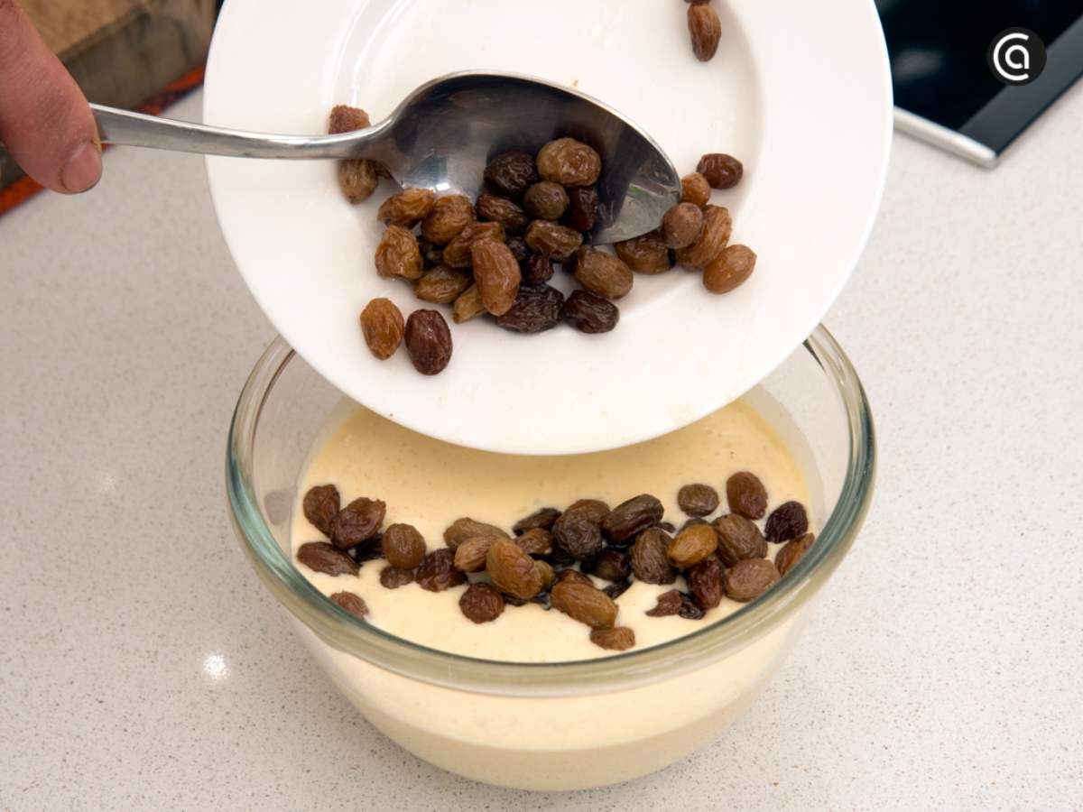 Añade las uvas pasas a la masa