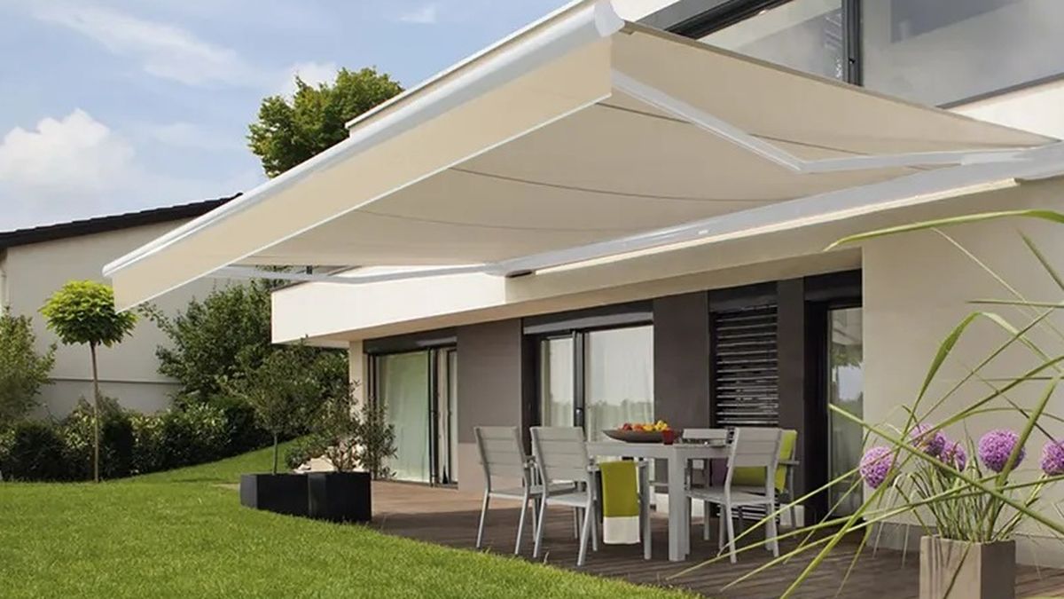 El toldo es muy útil para soportar los calores del verano en el jardín