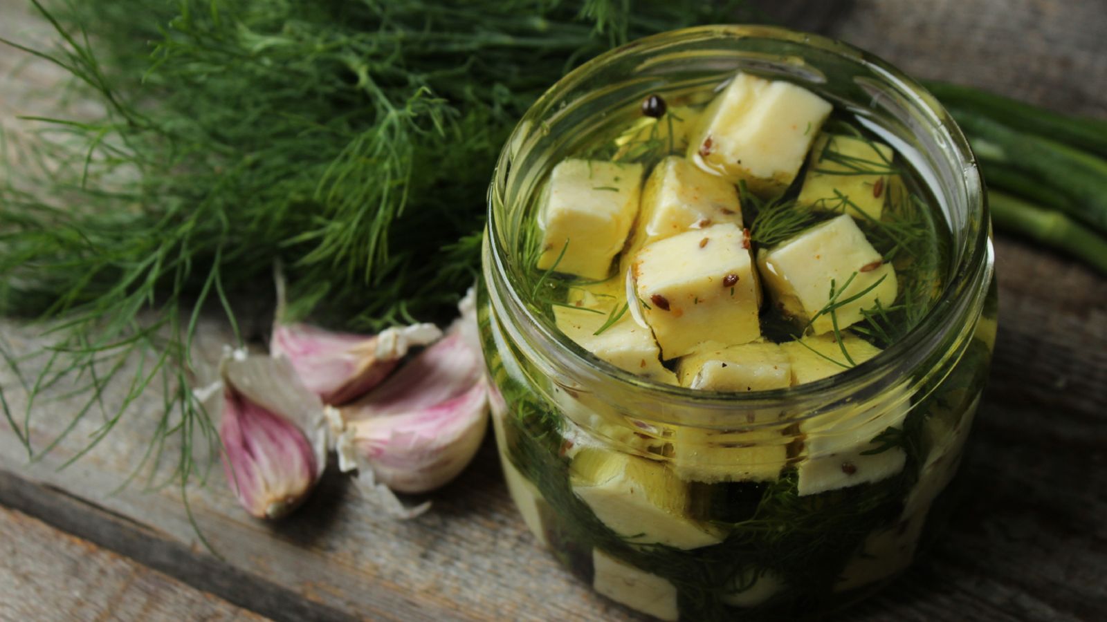 El queso en aceite, una forma sencilla de alargar su vida cuando llega entero a casa.