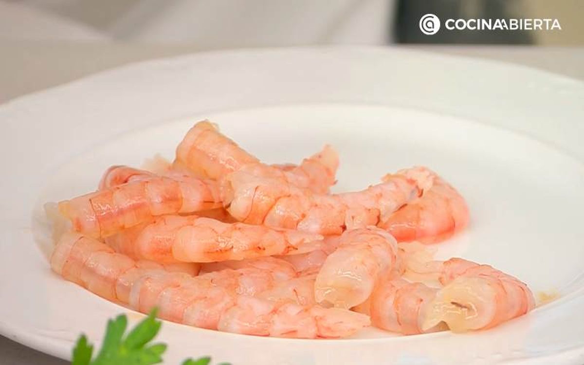 Retira el intestino de las gambas y resérvalas