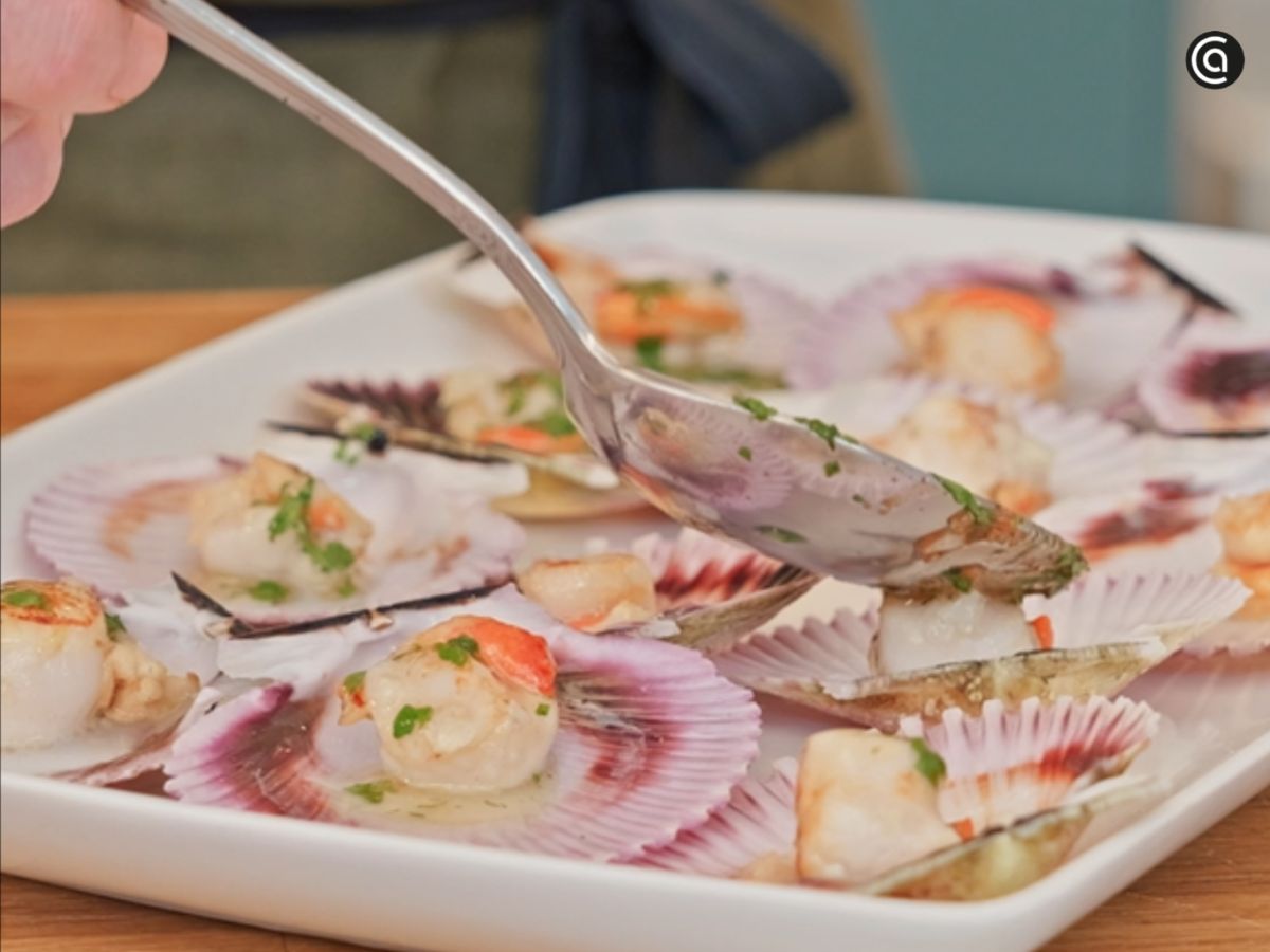 Riega las zamburiñas con la salsa caliente justo antes de llevarlas a la mesa.