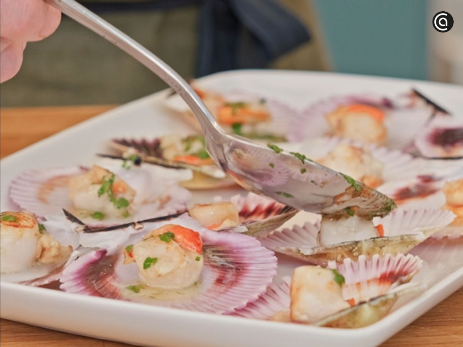 Riega las zamburiñas con la salsa caliente justo antes de llevarlas a la mesa.