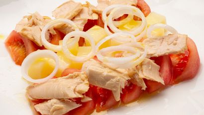 Ensalada de tomate y bonito con su aliño