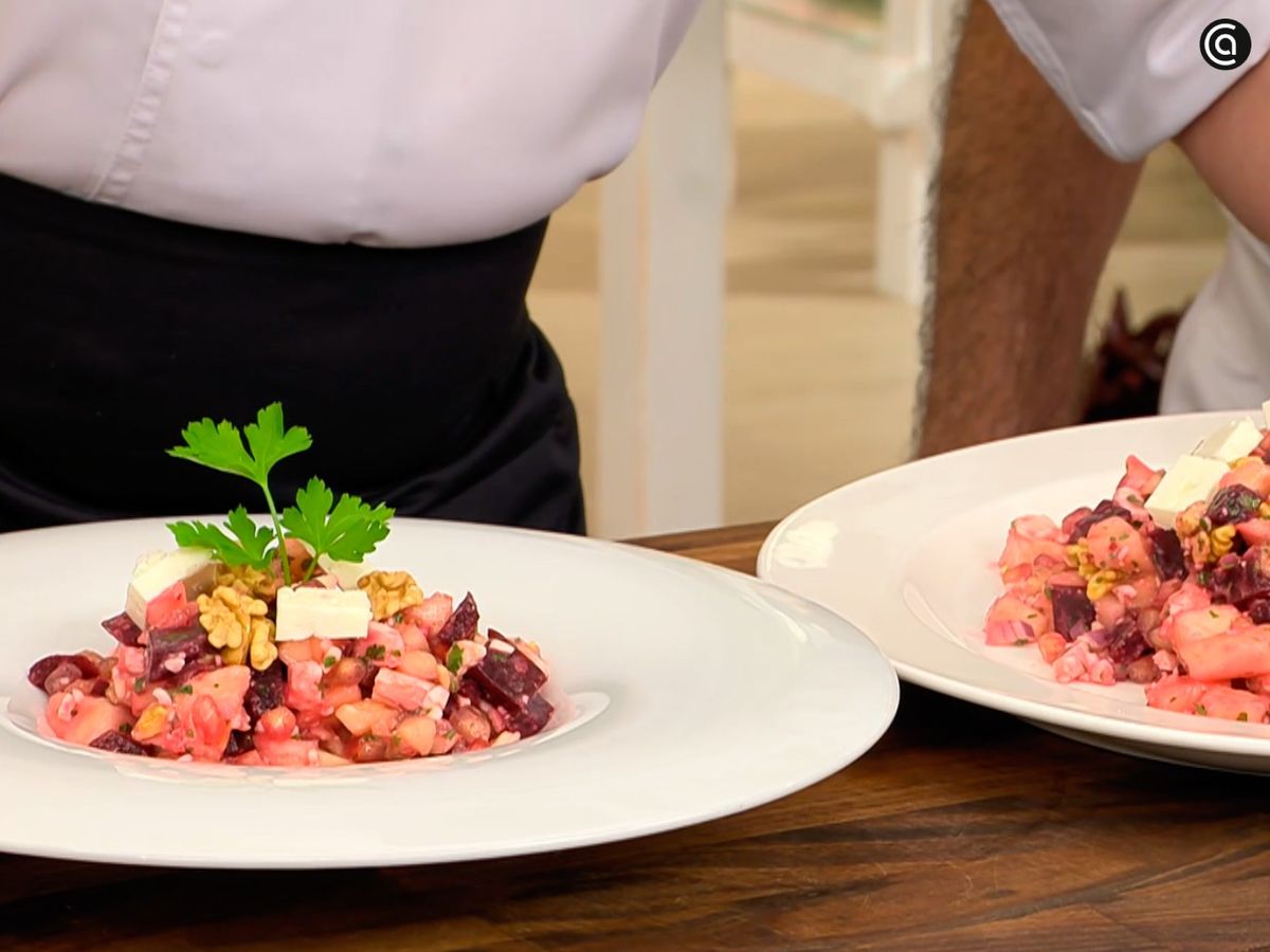 Pon nueces por encima de la ensalada de remolacha, pera y granada