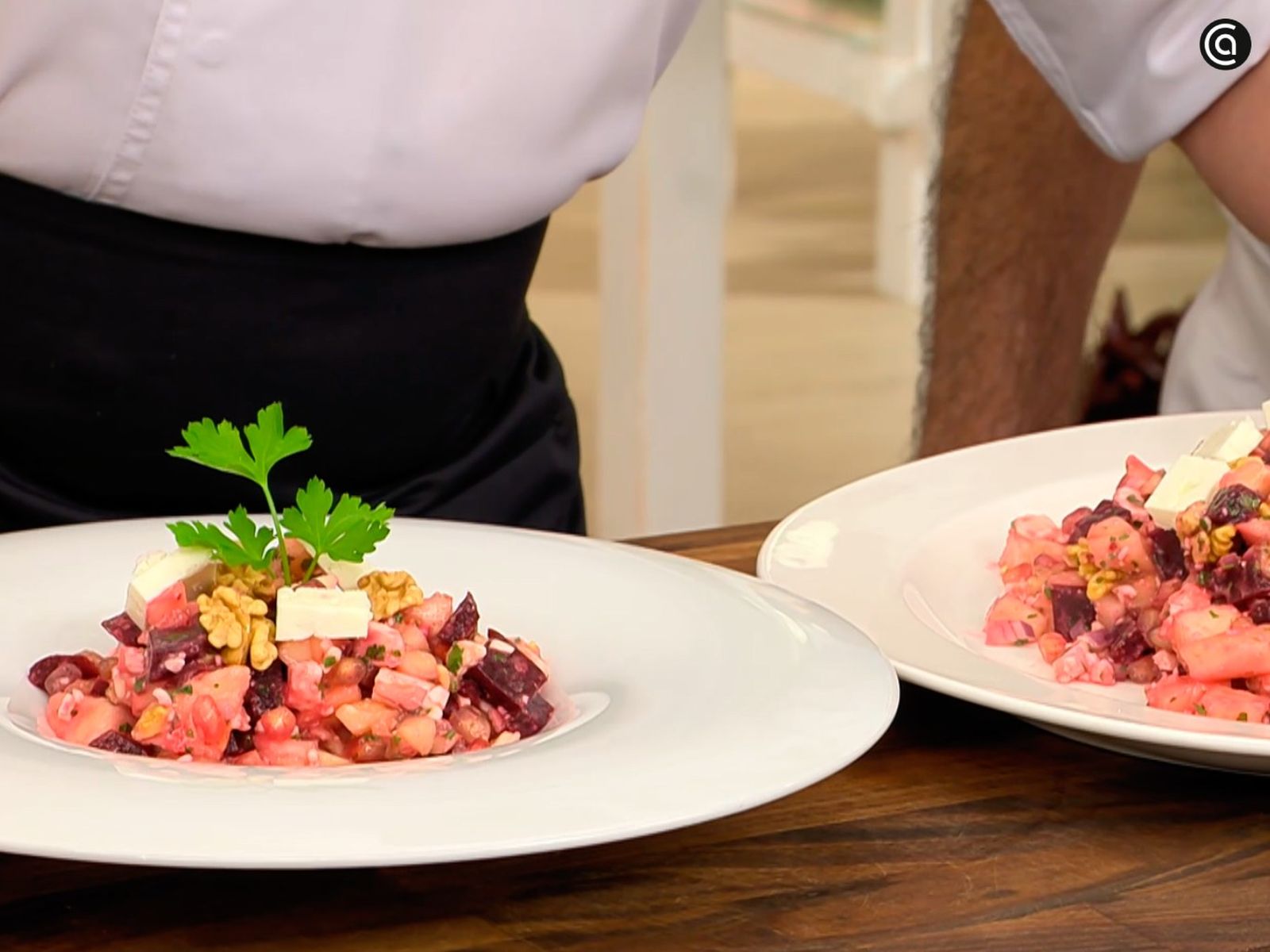 Pon nueces por encima de la ensalada de remolacha, pera y granada