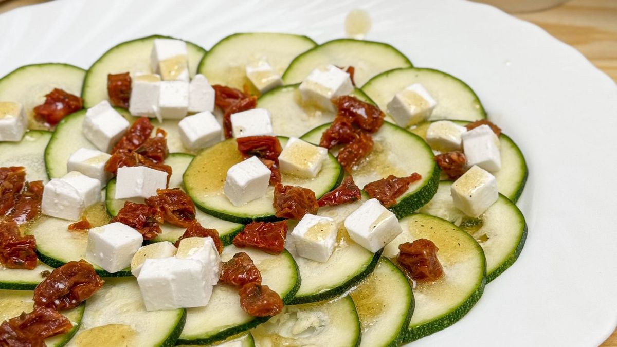 Carpaccio de calabacín con tomate y queso