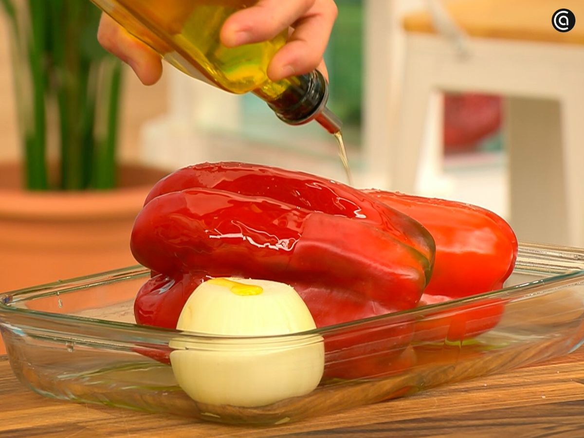 Cocina los pimientos y la cebolleta en el horno y trocéalos
