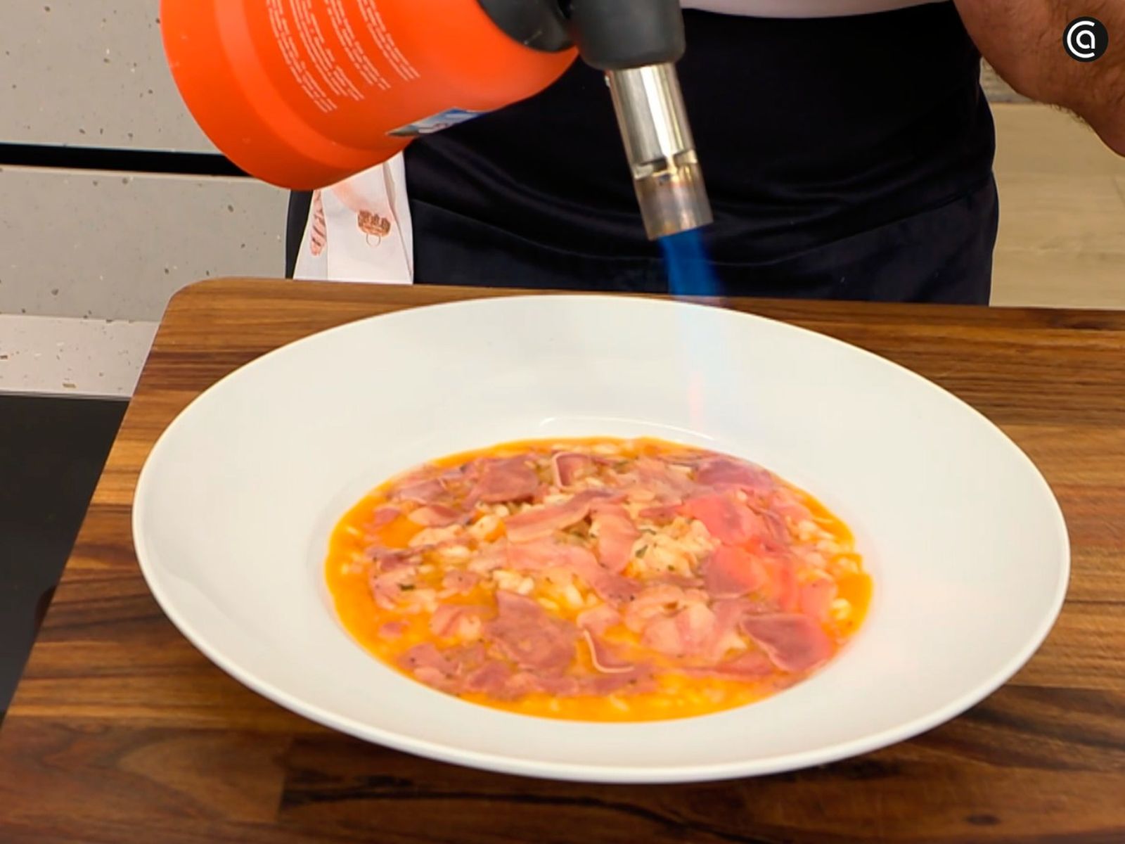 Reparte las láminas de jabalí y pásales el soplete hasta que queden ligeramente doradas