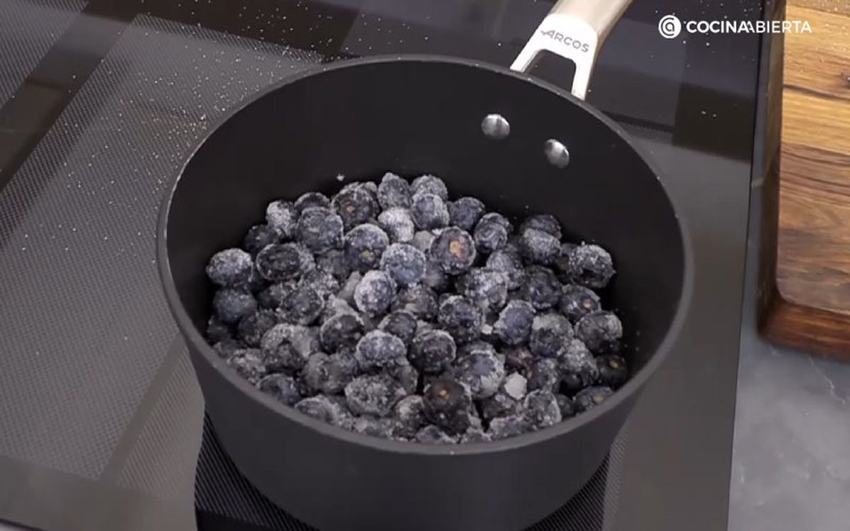 Echa dos cucharadas soperas de azúcar