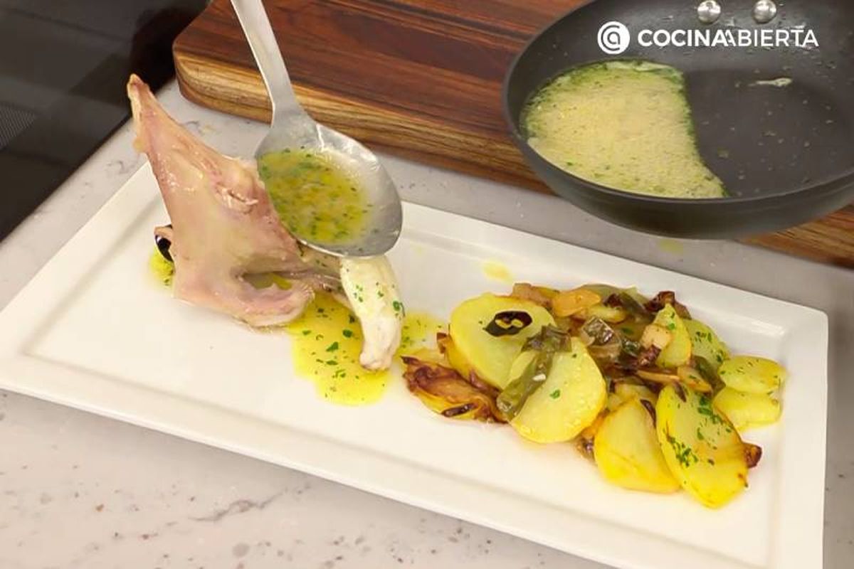 Elaboración de la receta de rape al horno con patatas - Salsea el rape con patatas