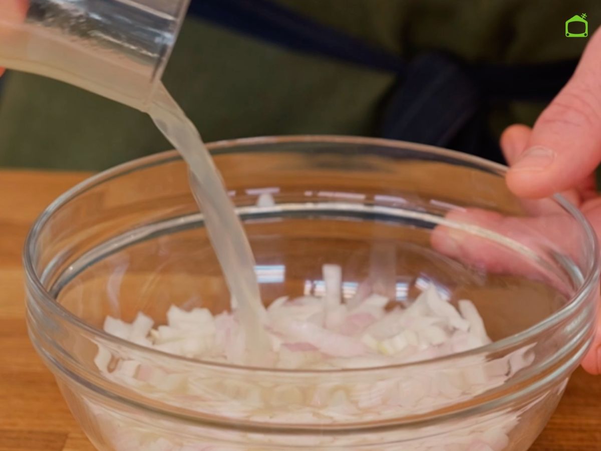 Corta la cebolla y añade zumo de limón y sal