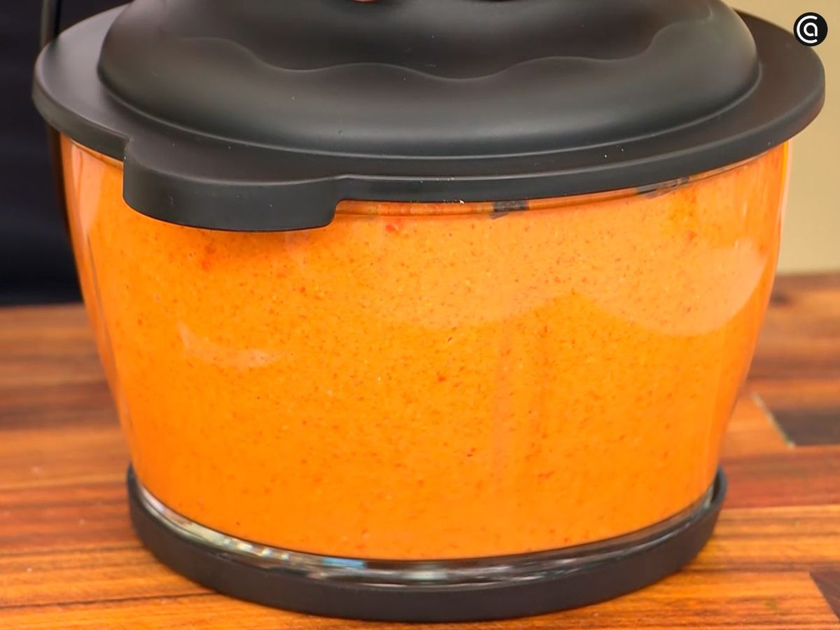 Tritura hasta obtener una crema homogénea y untuosa