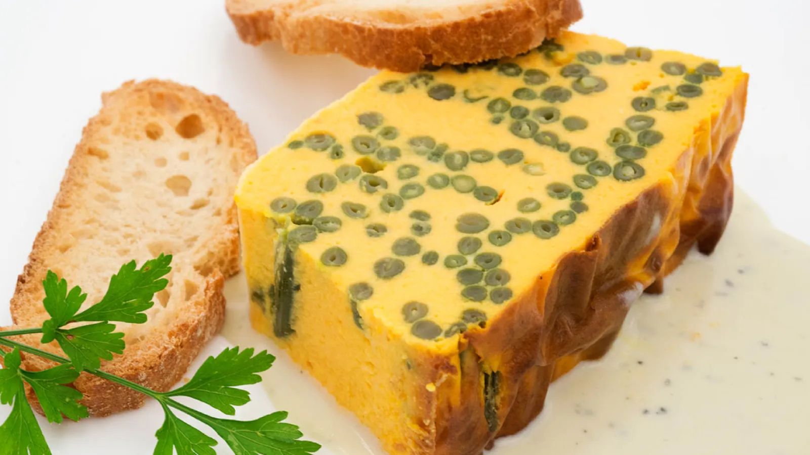 Pastel de zanahoria y judías verdes con salsa roquefort