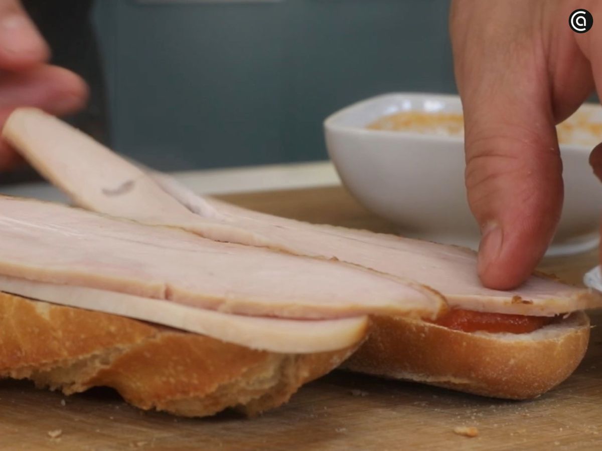 La pechuga de pavo asada y el queso de oveja forman una combinación suave y equilibrada