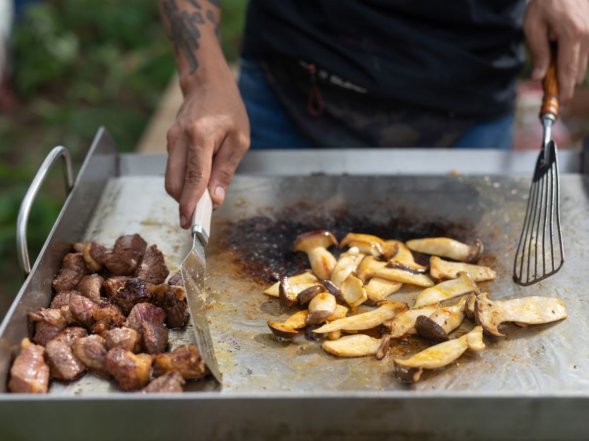 Los restos quemados son el gran reto: el truco del hielo los desprende con vapor al instante.