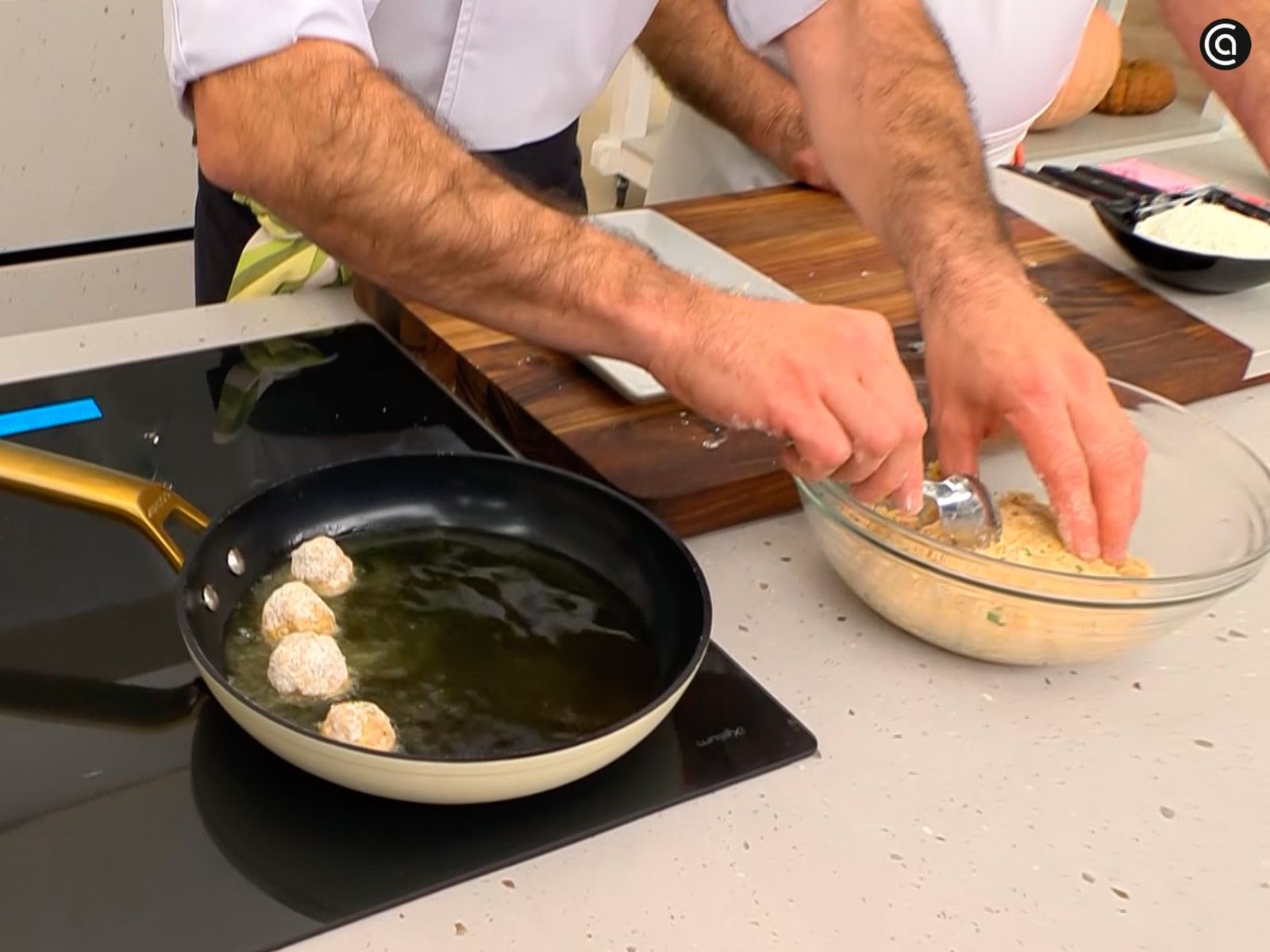 Haz bolitas con la mezcla y fríelas por todos los lados