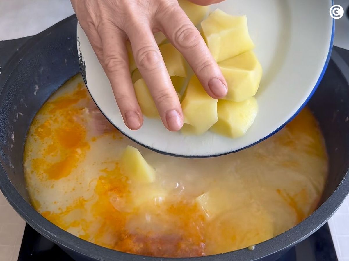 Agregar las patatas al caldo gallego