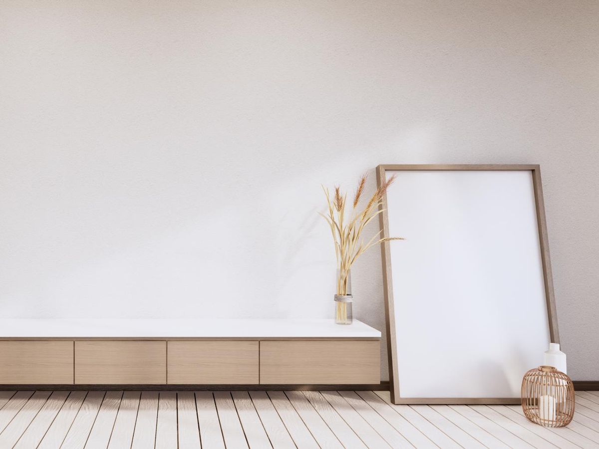 Salón con espejo con marco de madera.