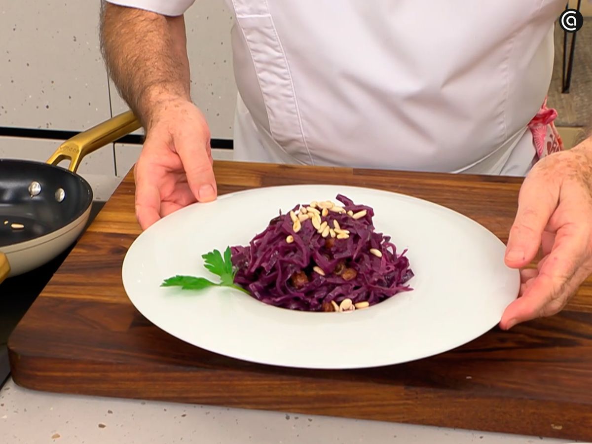 Sirve la lombarda con manzana, pasas y piñones y adórnala con una hoja de perejil