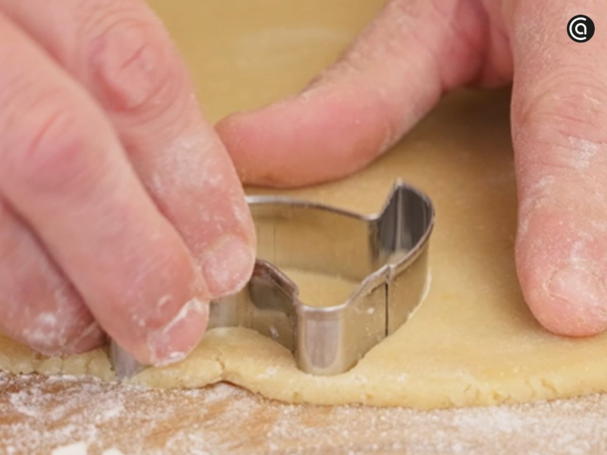 Llega el momento más divertido: dar forma a las galletas. Con moldes de fantasmas, calabazas o murciélagos, una simple masa se convierte en un dulce 'de miedo'.