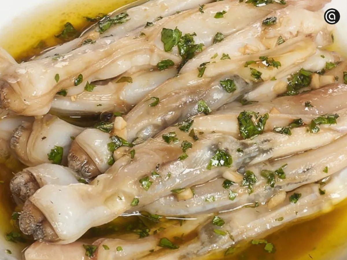 Las navajas, con su carne jugosa y sabor puro a océano, son un clásico de la plancha gallega.