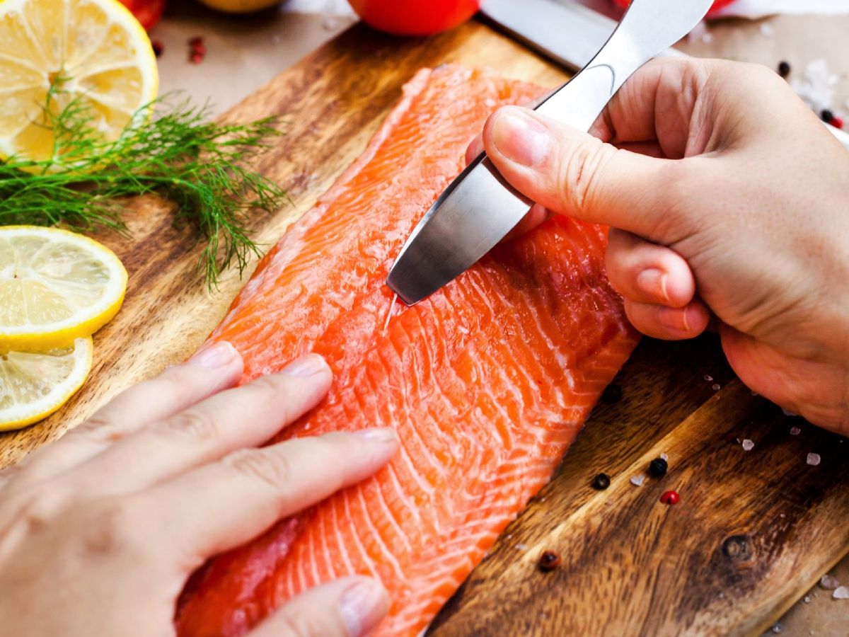 Unas pinzas de pescado permiten sacar las espinas con rapidez