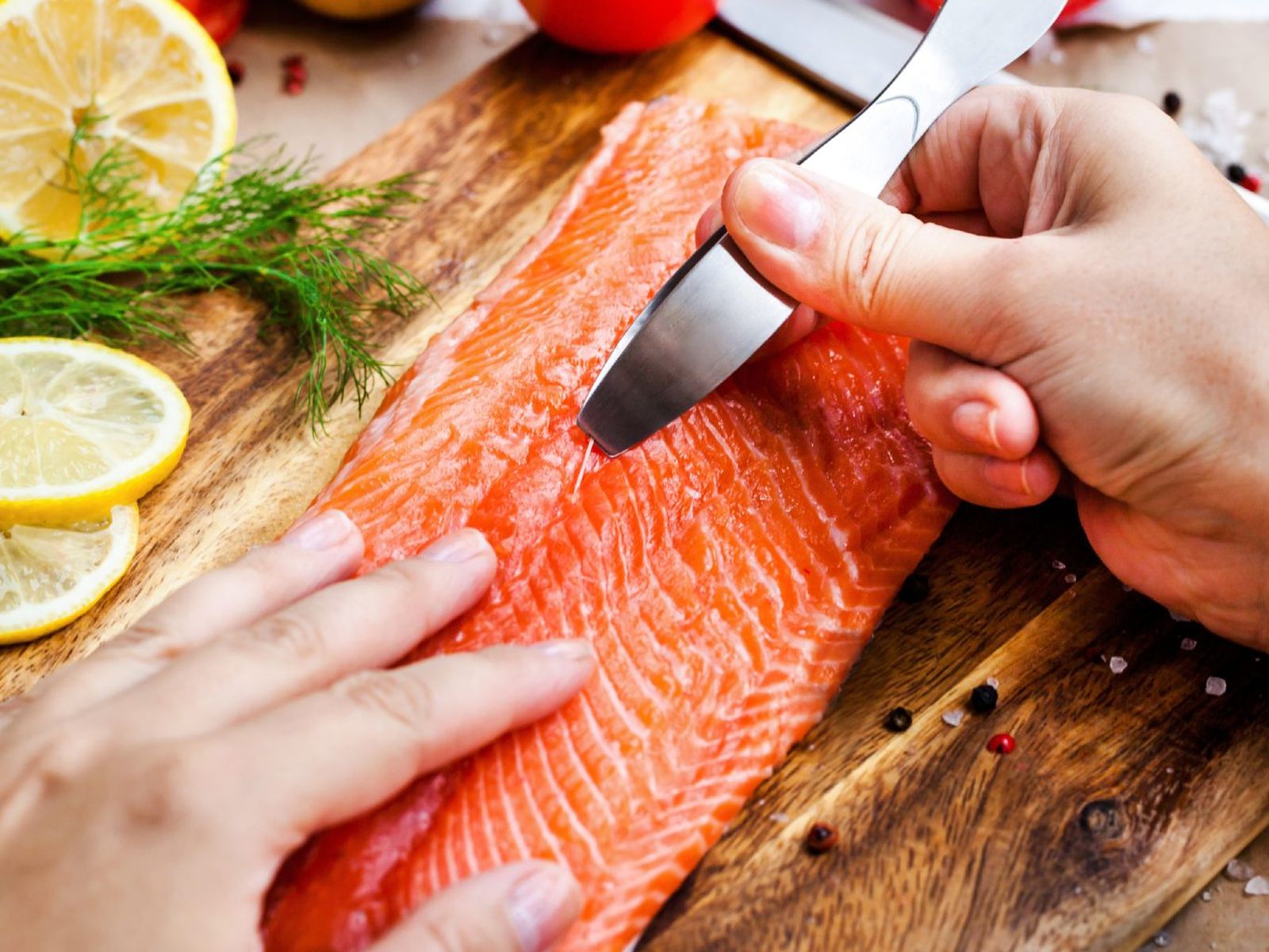 Unas pinzas de pescado permiten sacar las espinas con rapidez Unas pinzas de pescado permiten sacar las espinas con rapidez