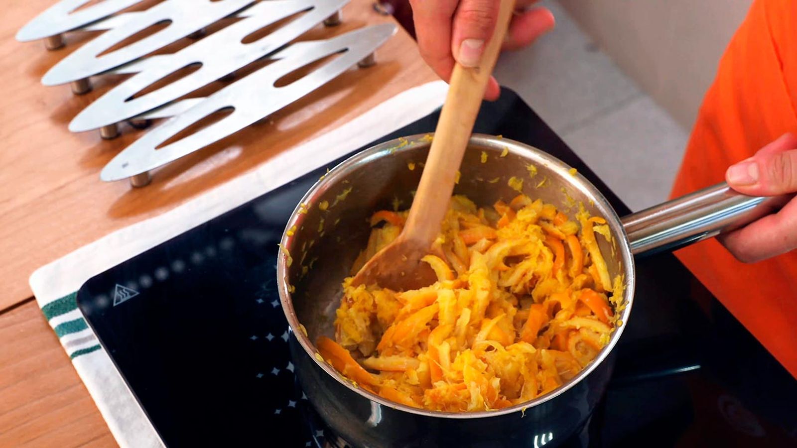 Cocina los trozos de naranja y la piel Receta de mermelada de naranja paso 4
