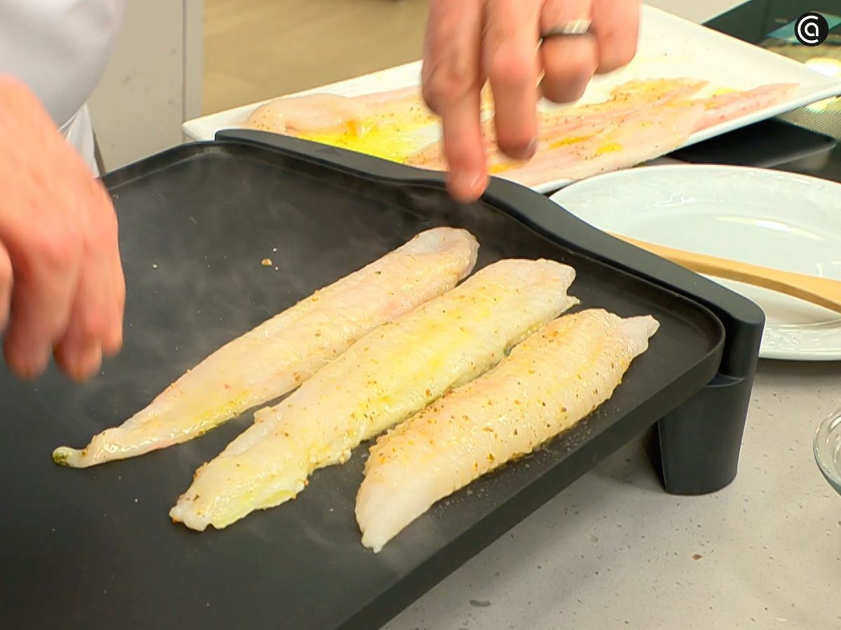 Cocina los filetes de lenguado en la plancha hasta que queden jugosos