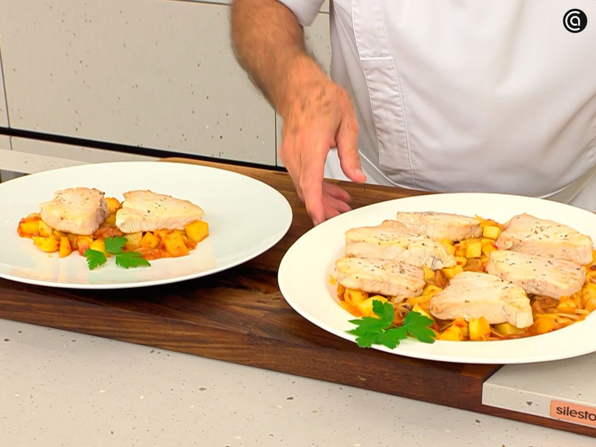 Decora el bonito encebollado con una hoja de perejil