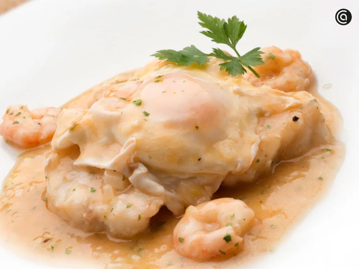 Los huevos a la marinera, con marisco y salsa ligera, son una opción con mucho carácter para una cena especial.