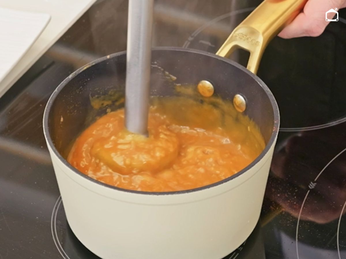 La salsa se tritura para conseguir una textura fina y cremosa.