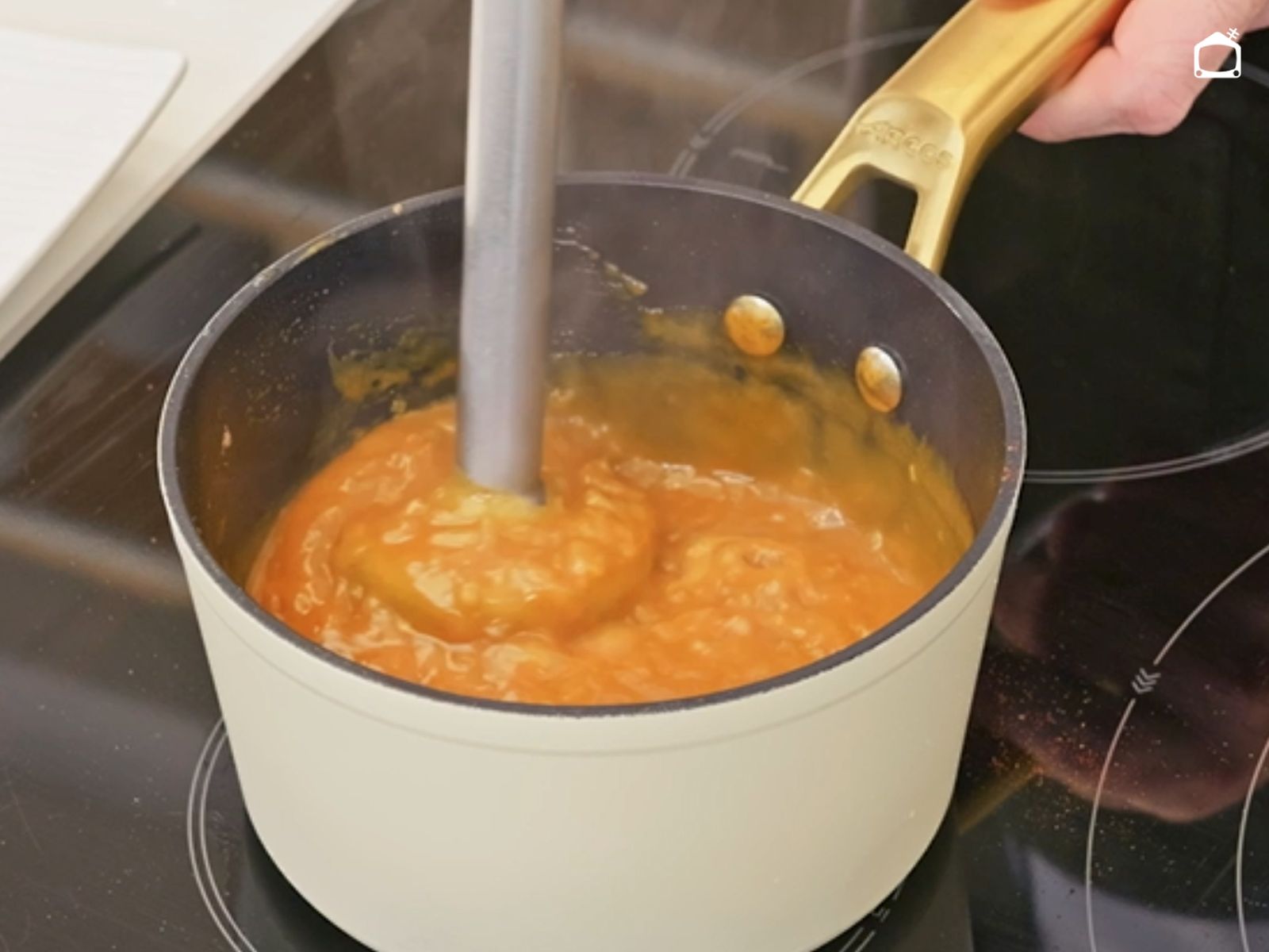 La salsa se tritura para conseguir una textura fina y cremosa.