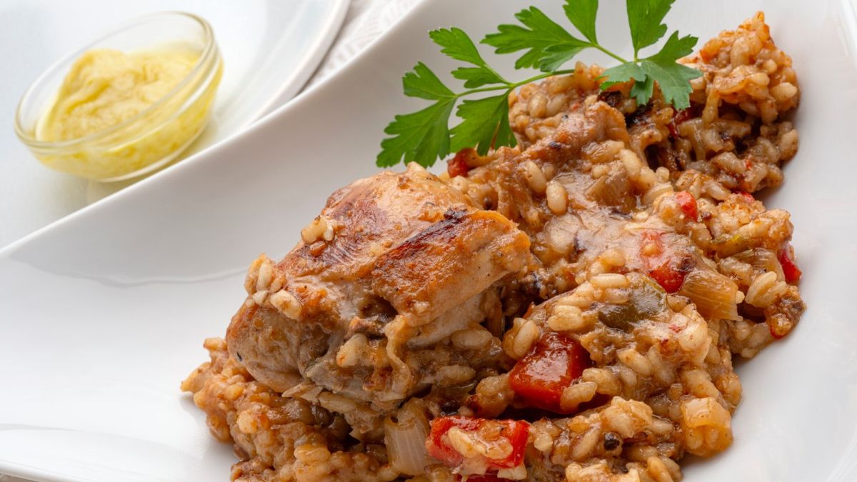 Plato de arroz con carne de conejo y alioli, por Joseba Arguiñano