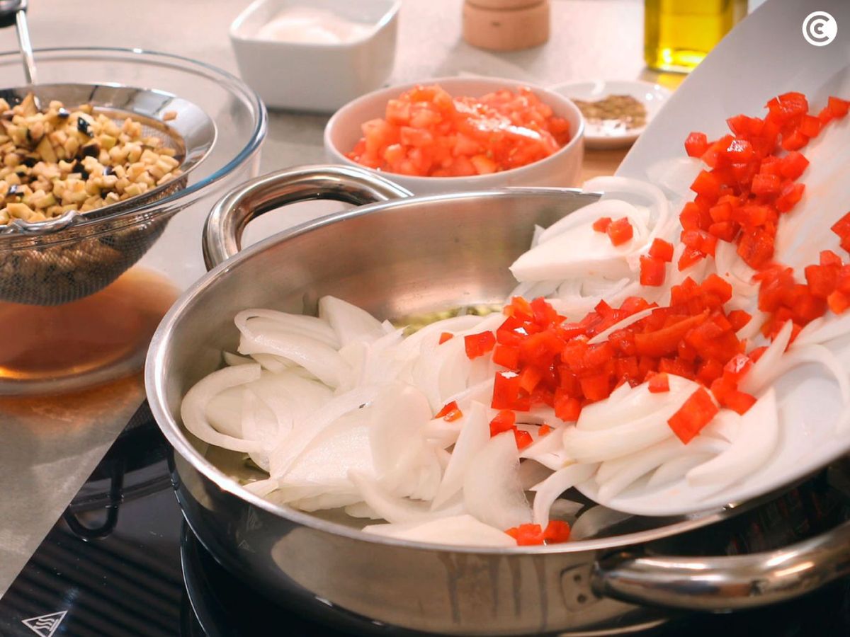 Cocinar las verduras para el mojete de berenjena