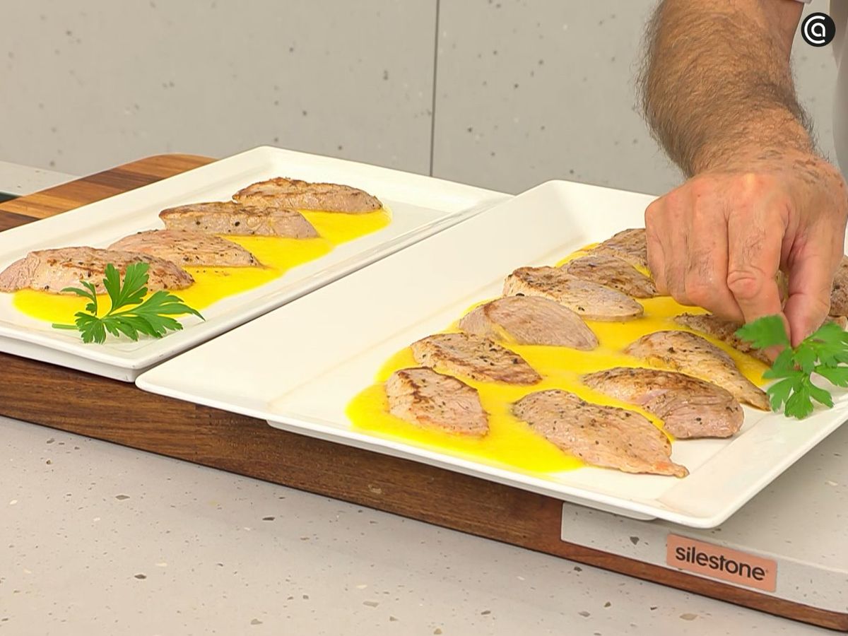 Sirve el solomillo de cerdo acompañado de salsa de melocotón