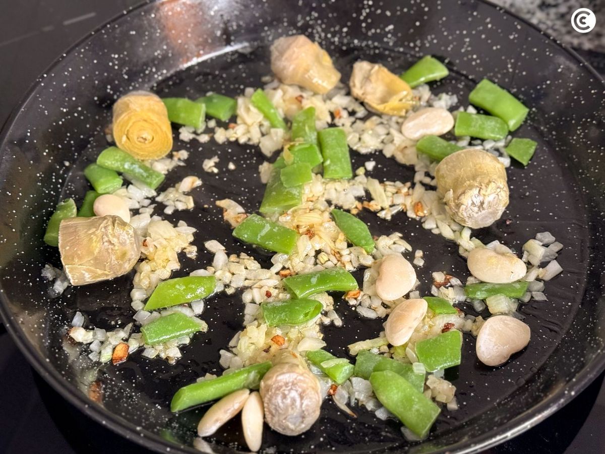 Agregar las verduras para la paella vegana