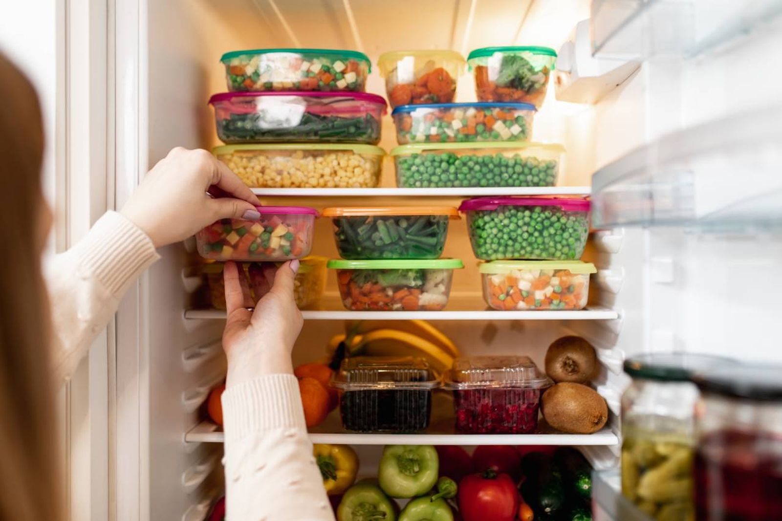 Si guardas las sobras de comida en la nevera, asegúrate de etiquetar los recipientes