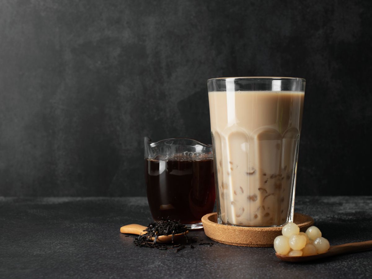 En su versión natural, las perlas de tapioca son translúcidas. En el bubble tea comercial suelen teñirse con azúcar moreno o caramelo.