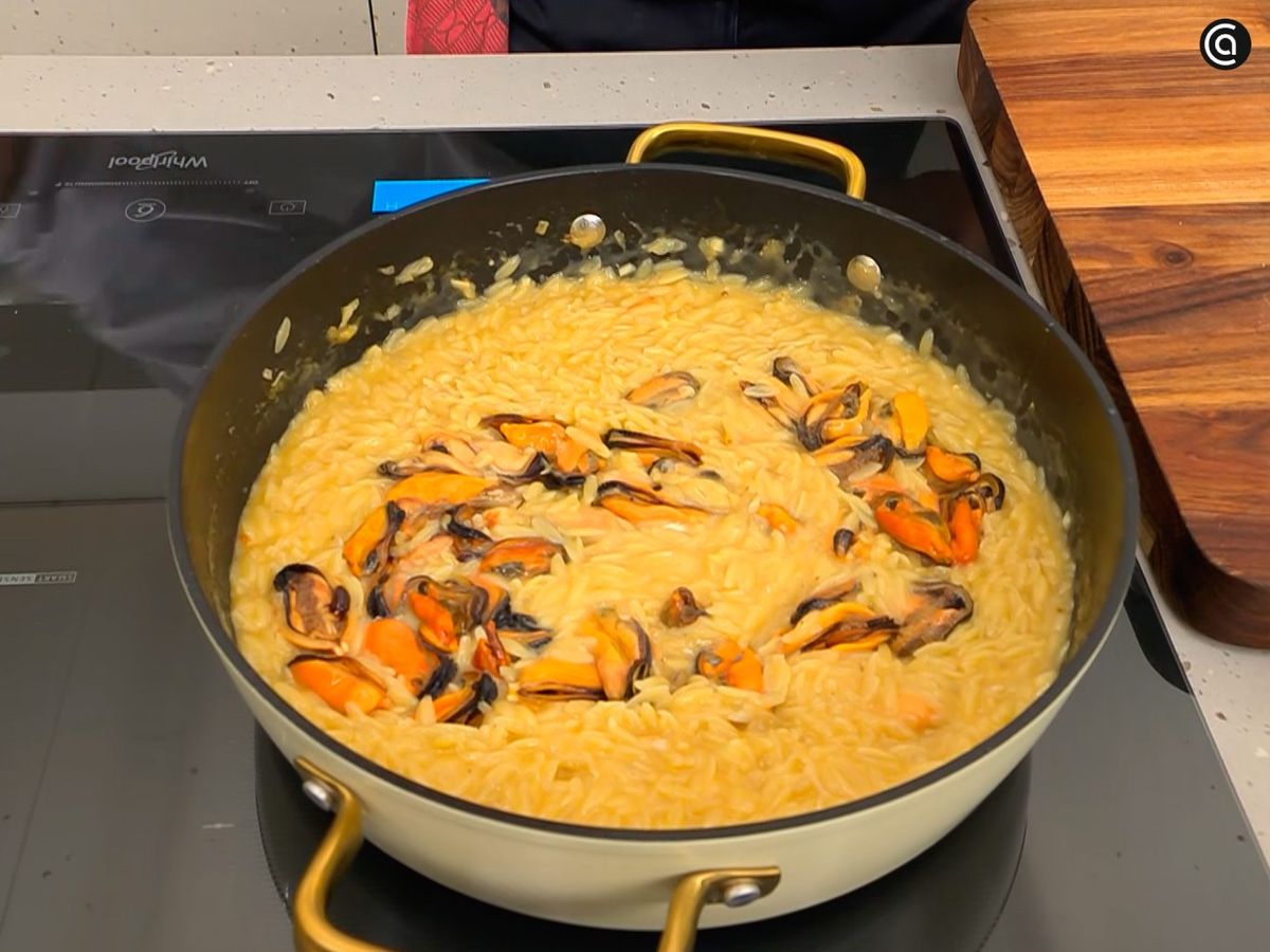 Incorpora los mejillones a la pasta y mézclalos suavemente