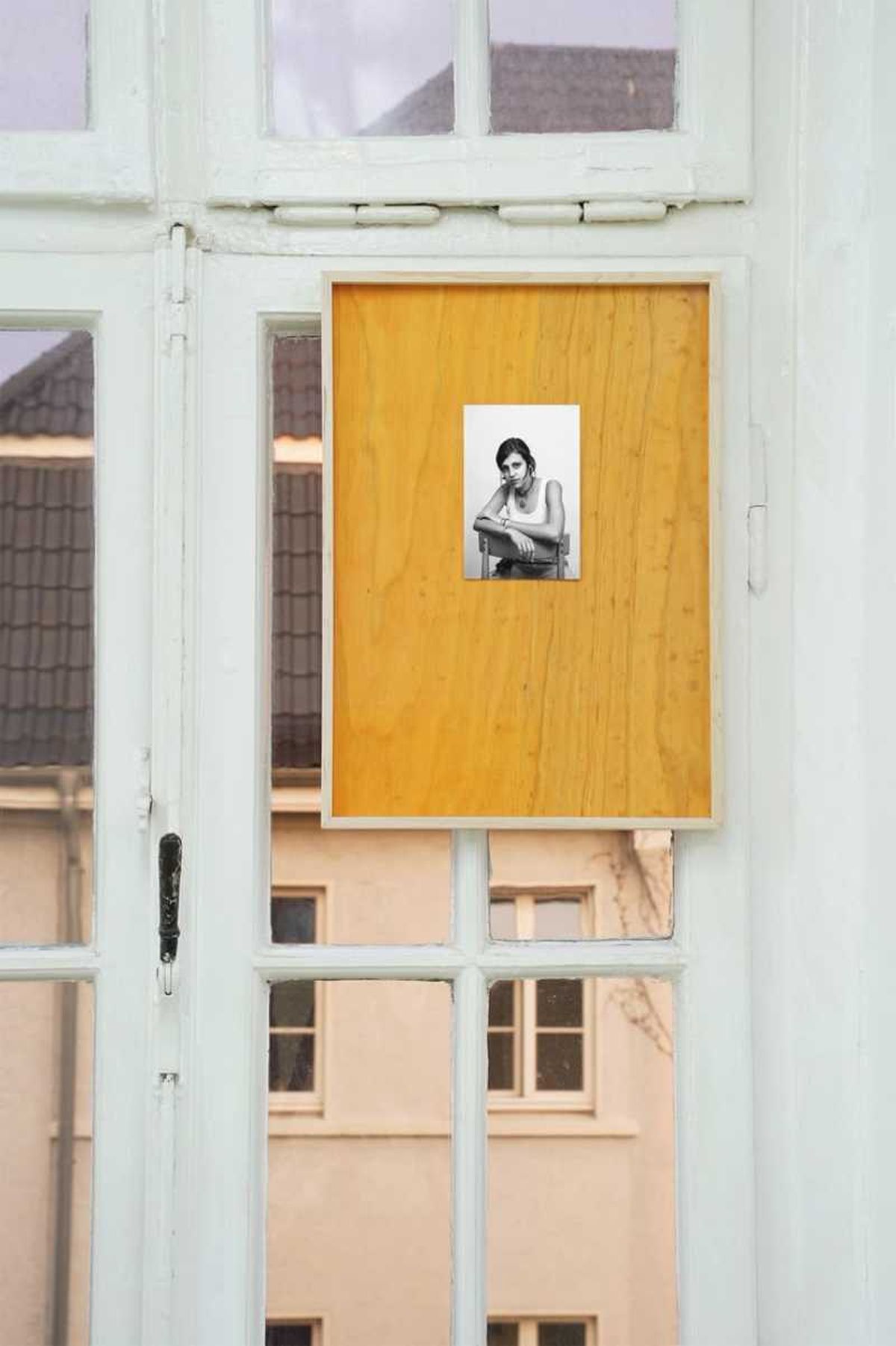 Fotografía enmarcada con un paspartú de estampado de madera.